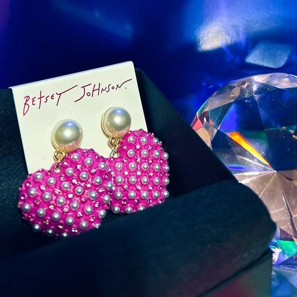 Betsey Johnson Faux Pearl & Rhinestone Dramatic Heart Earrings NWT & Box - Picture 1 of 3